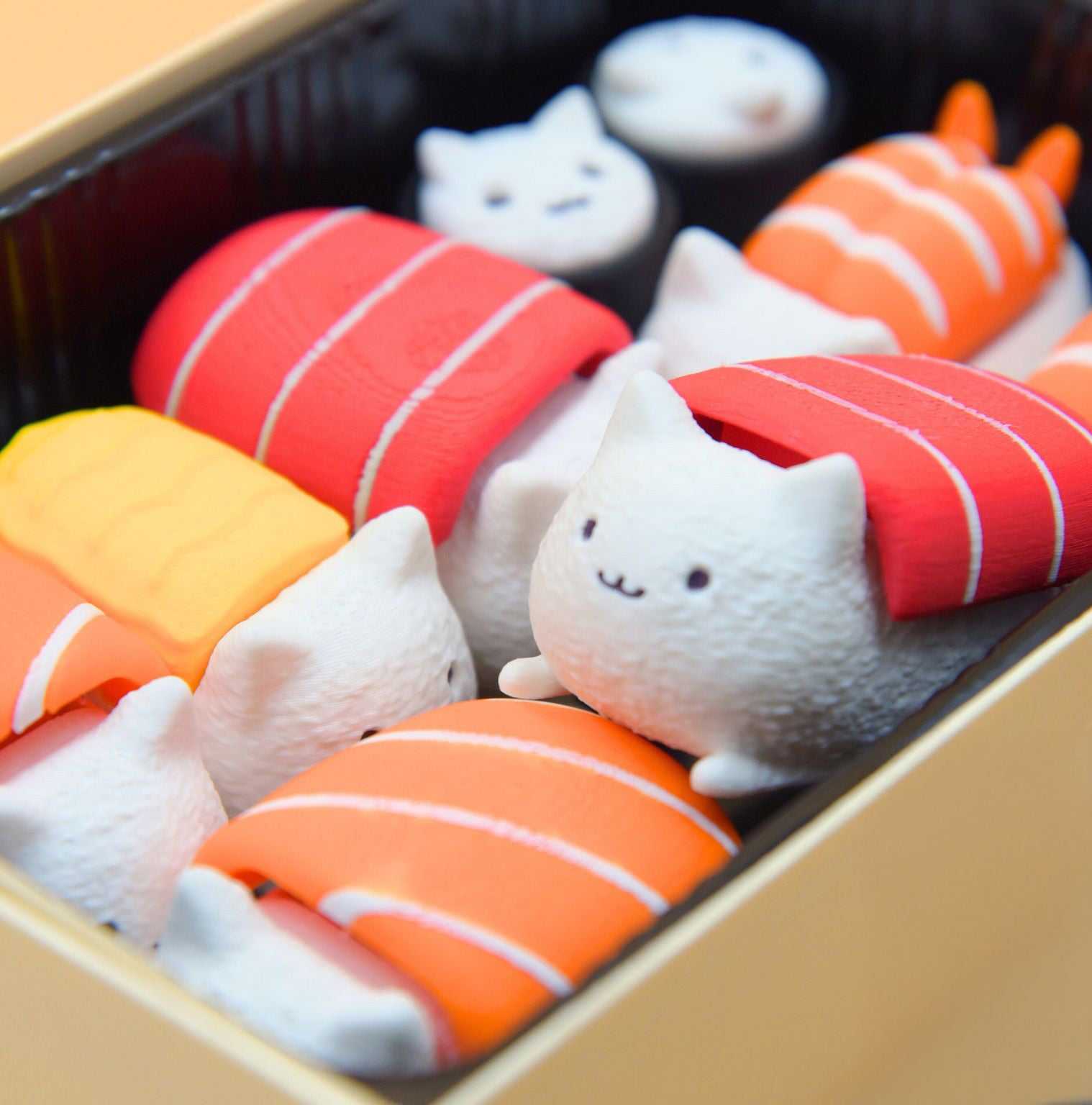 Peluche Sushi Cat De KENJI - Gato Con Forma De Sushi, Materiales Suaves Y De Alta Calidad, Relleno De Fibra Elástica, Importado Del Reino Unido - Modelo Sakura Sushi Cat